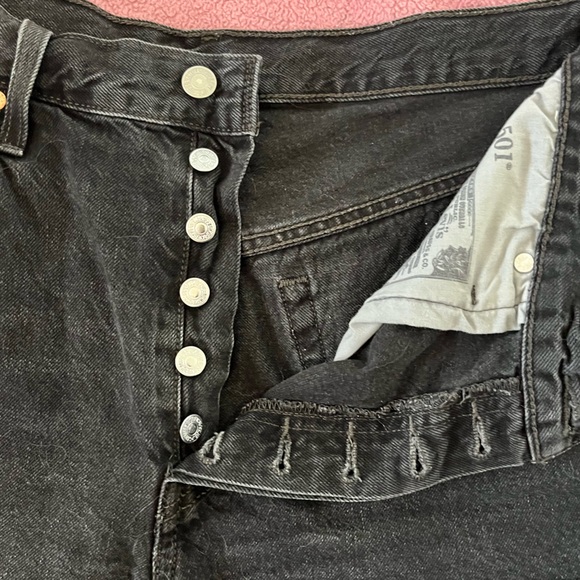 Woman’s Black Denim 501 Levi’s Shorts - Picture 4 of 10